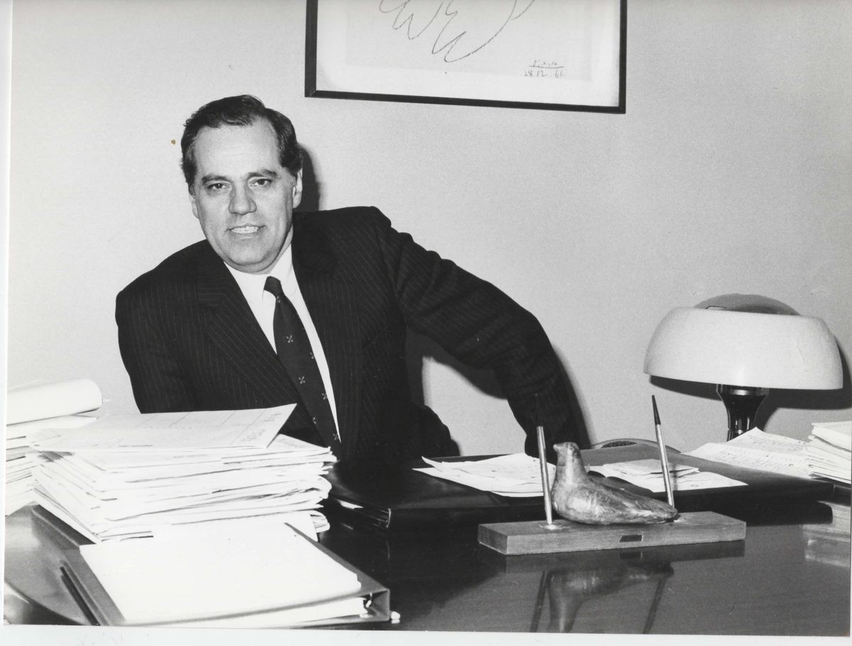 Peppino Zola nello studio da avvocato, in bianco e nero