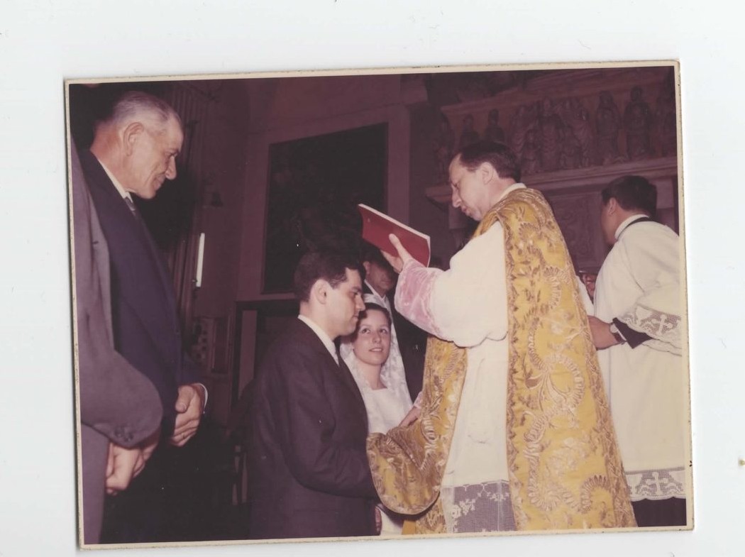 Peppino e Adriana davanti al sacerdote durante una celebrazione in chiesa