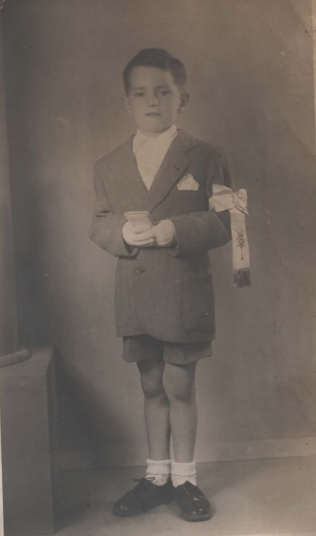 Ritratto in studio fotografico nel giorno della Prima Comunione