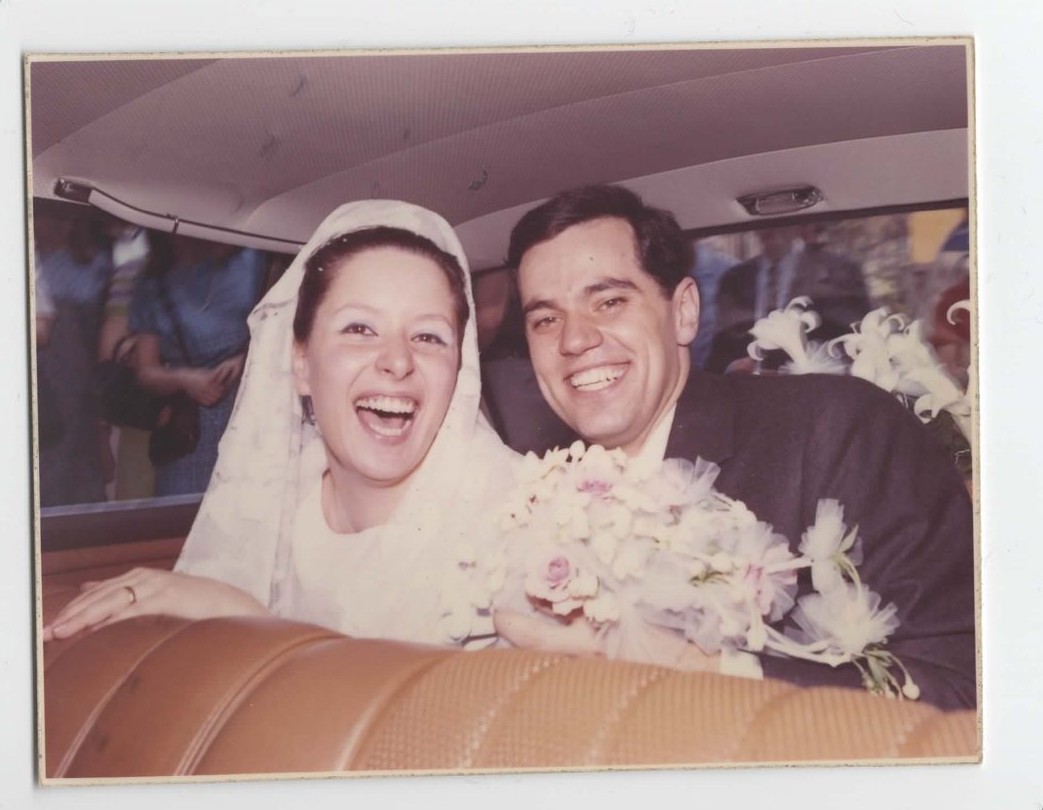 Peppino Zola e Adriana Mascagni sorridenti in automobile il giorno delle nozze