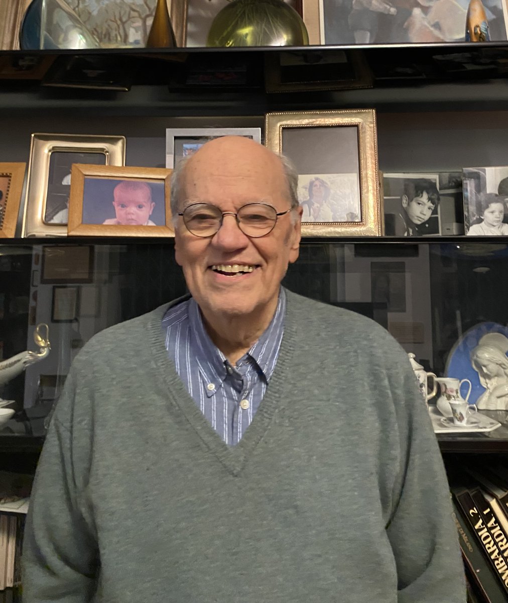 Peppino Zola oggi, sorridente nel suo studio tra le fotografie di famiglia